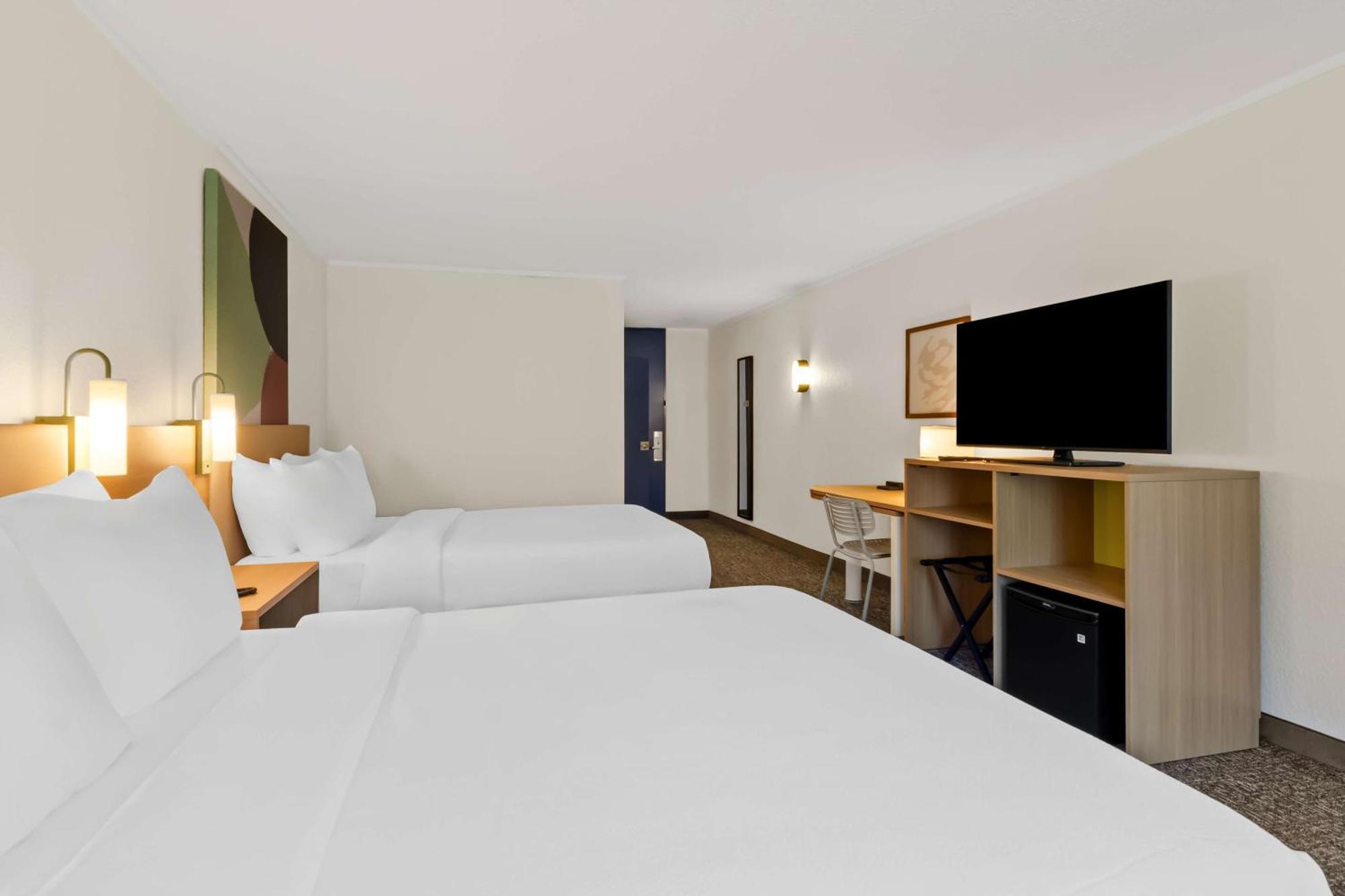Spark By Hilton Roanoke North Hotel 3*