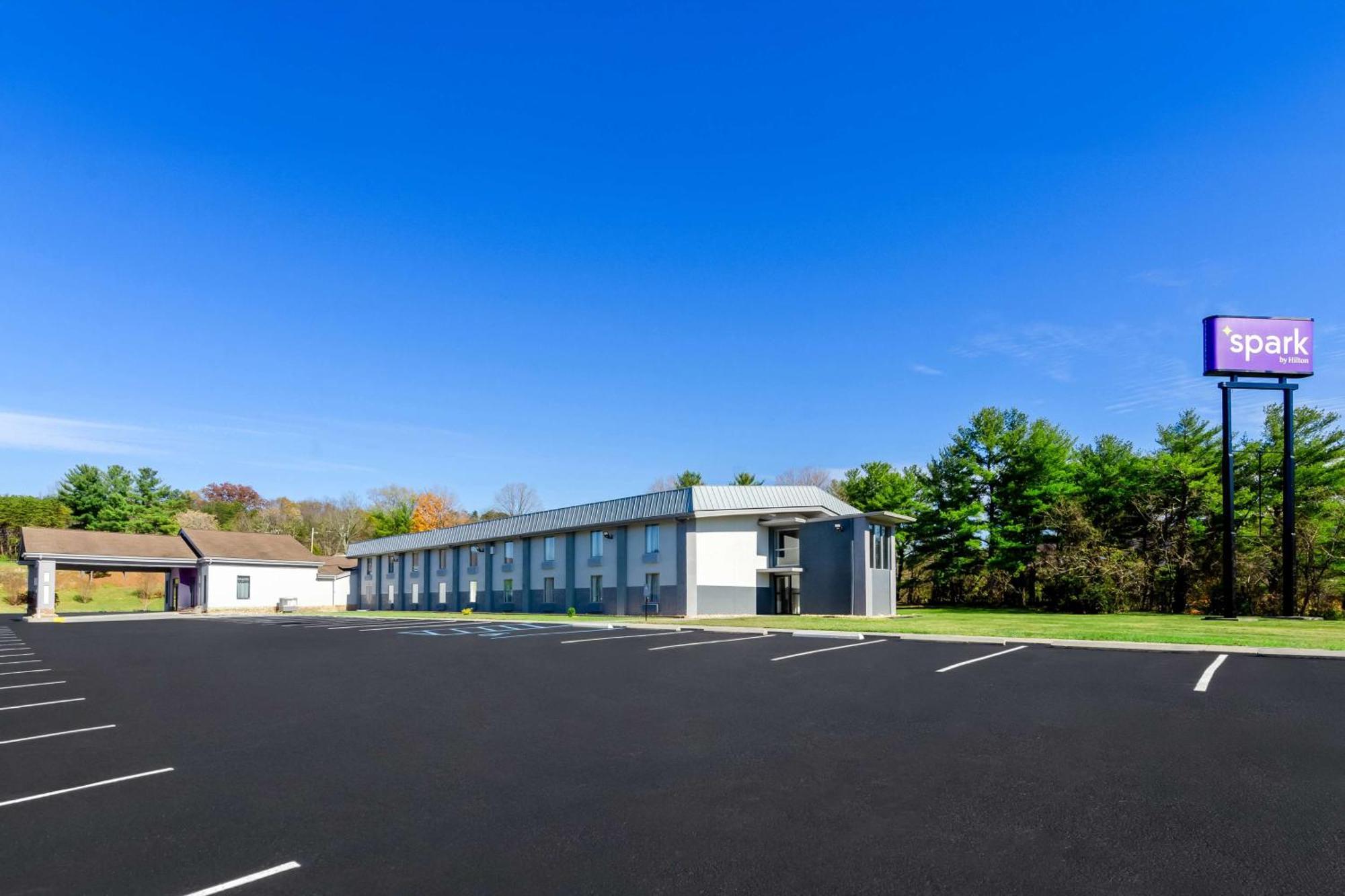Spark By Hilton Roanoke North Hotel 3*