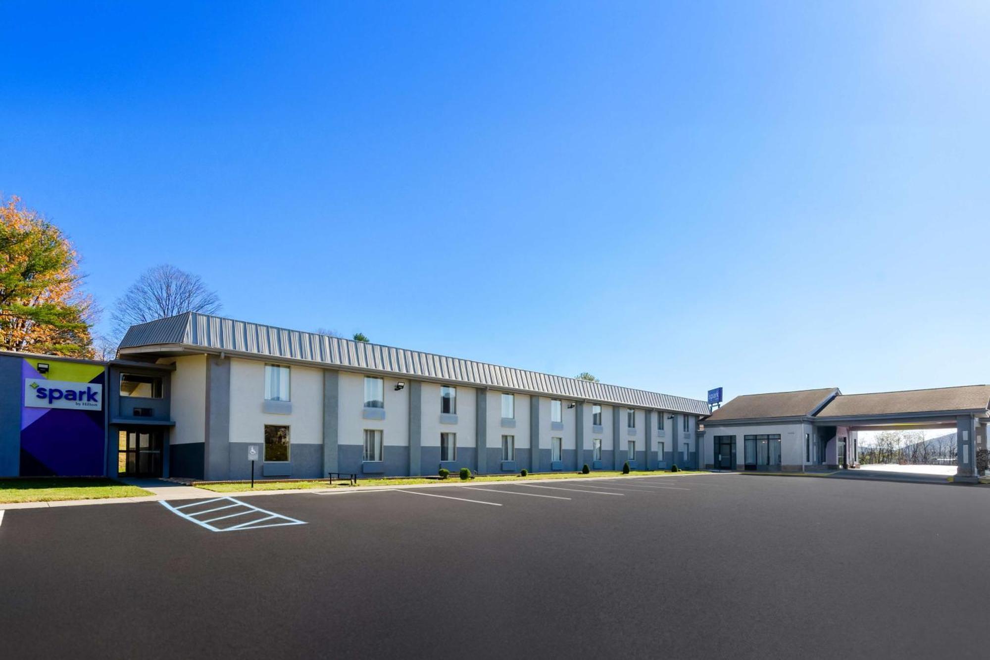 Hotel Spark By Hilton Roanoke North 3*