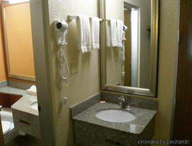 Spark By Hilton Roanoke North Hotel 3*